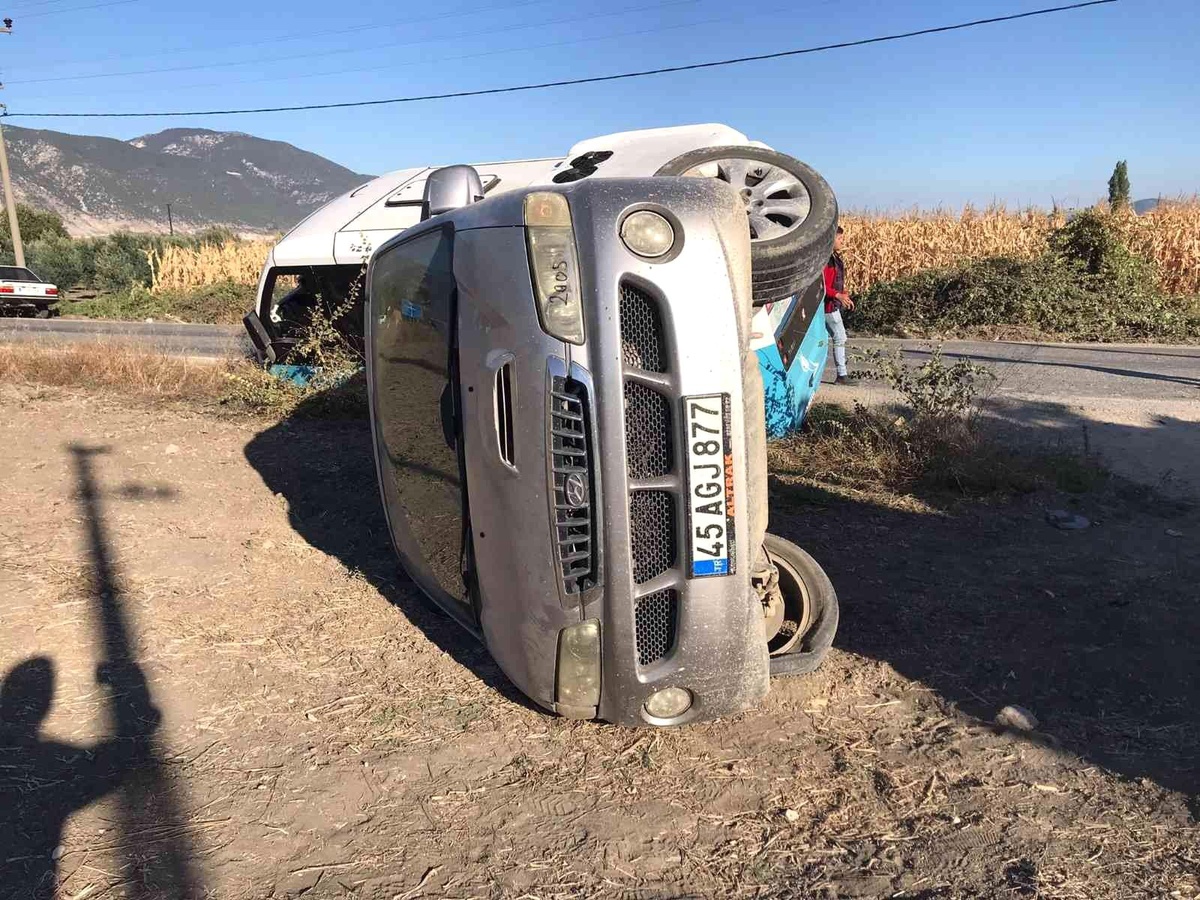 Manisa haberleri! Manisa\'da öğrencileri taşıyan midibüs ile otomobil çarpıştı: 2 yaralı