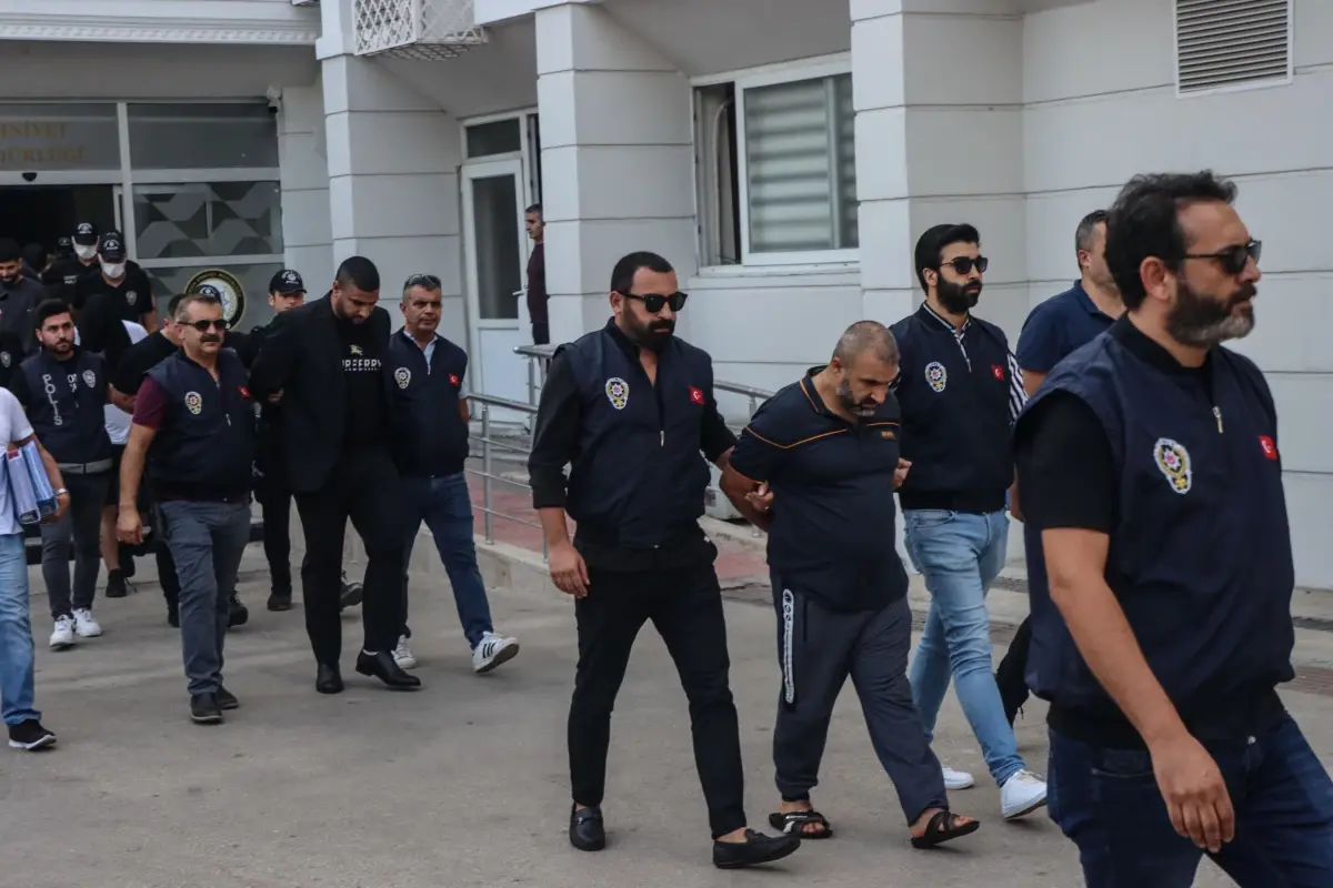 Mersin haberleri! Mersin\'deki çağrı merkezi üzerinden Almanları dolandırdıkları iddiasıyla 12 zanlı tutuklandı