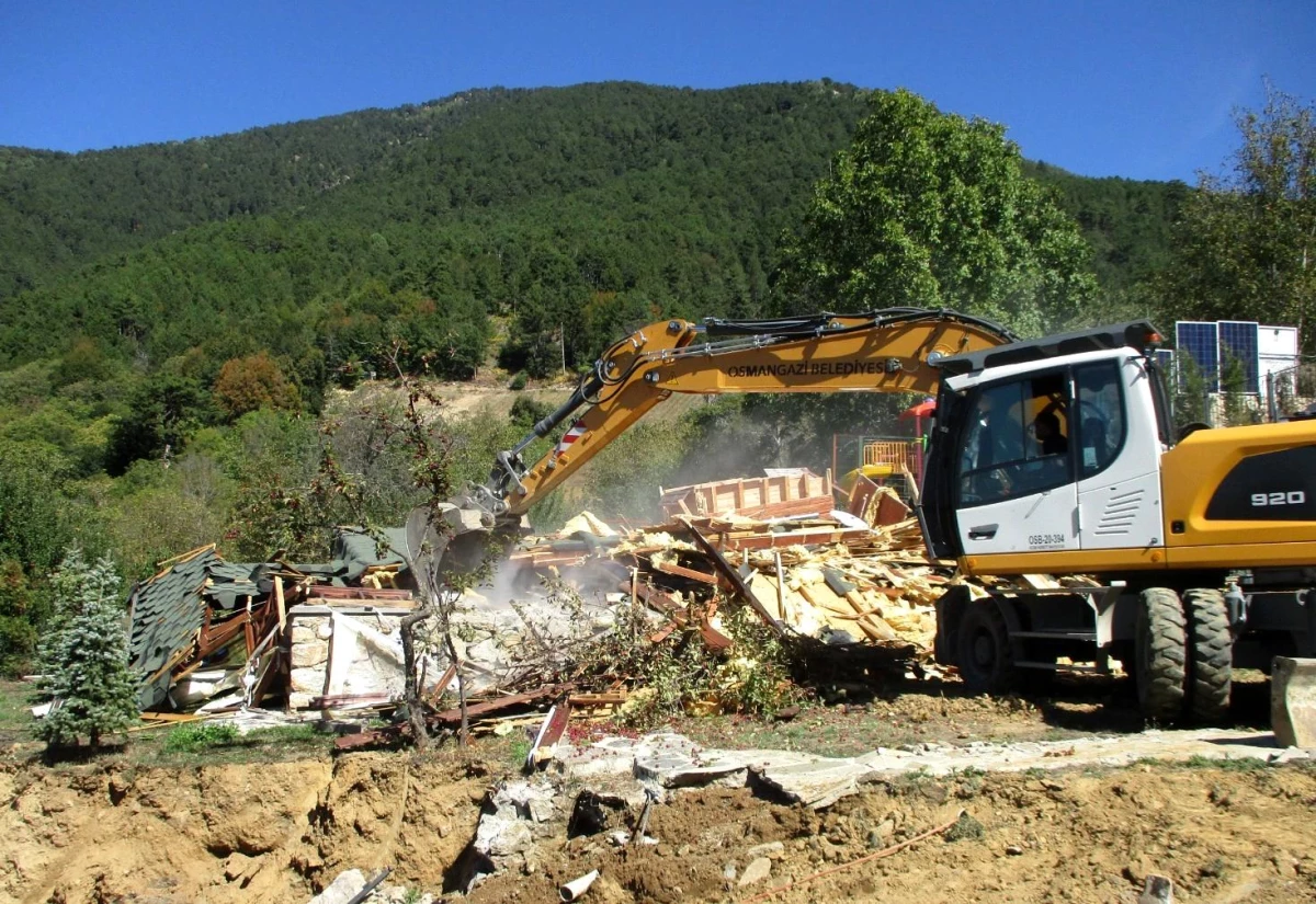 Bursa haber: Osmangazi\'de orman arazisindeki kaçak ev yıkıldı