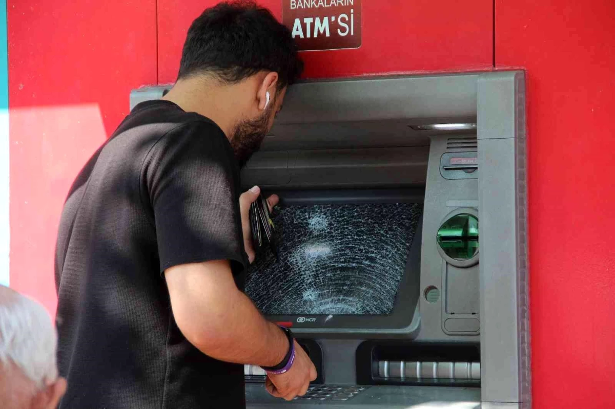 Para çekmeye gelenler ATM\'lerin parçalanmış camlarıyla karşılaştı