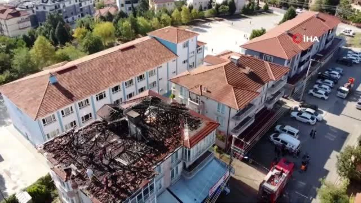 Sakarya haberi | Sakarya\'da 3 katlı binanın çatı katı küle döndü
