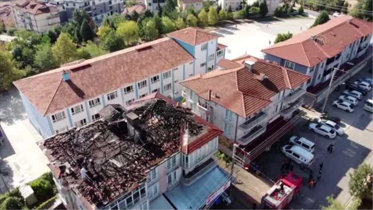 Sakarya gündem: Sakarya\'da bir apartmanın çatısı yandı