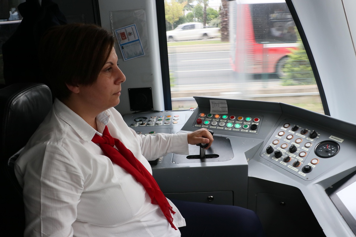 Samsun haber... Samsun\'da tramvayın hafif şekilde çarptığı genç kız kazadan yara almadan kurtuldu