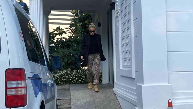 Şarkıcı Gülşen karakolda imza verdi Şarkıcı Gülşen karakolda imza verdi