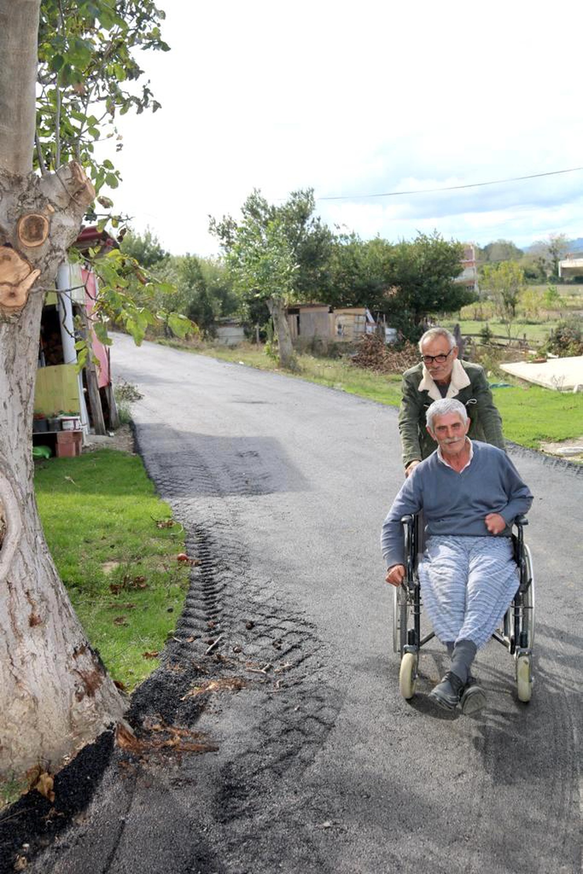Sinop haberi: Sinop\'ta engelli ailenin kapısına asfalt serildi