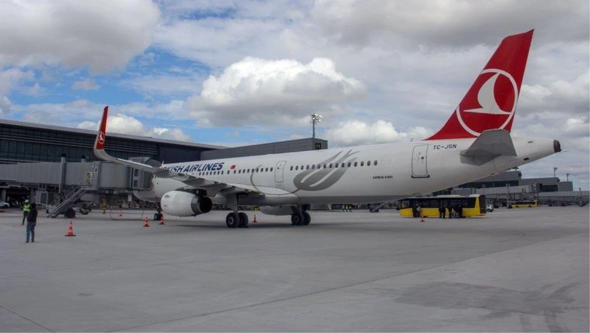 İstanbul-Hatay seferini yapan THY uçağı iniş yaptığı sırada lastiği patladı
