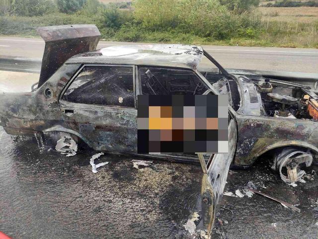 Tekirdağ'da alev alan araçta 1 kişi yanarak öldü, 1 kişi ise ağır yaralı Tekirdağ'da alev alan araçta 1 kişi yanarak öldü, 1 kişi ise ağır yaralı