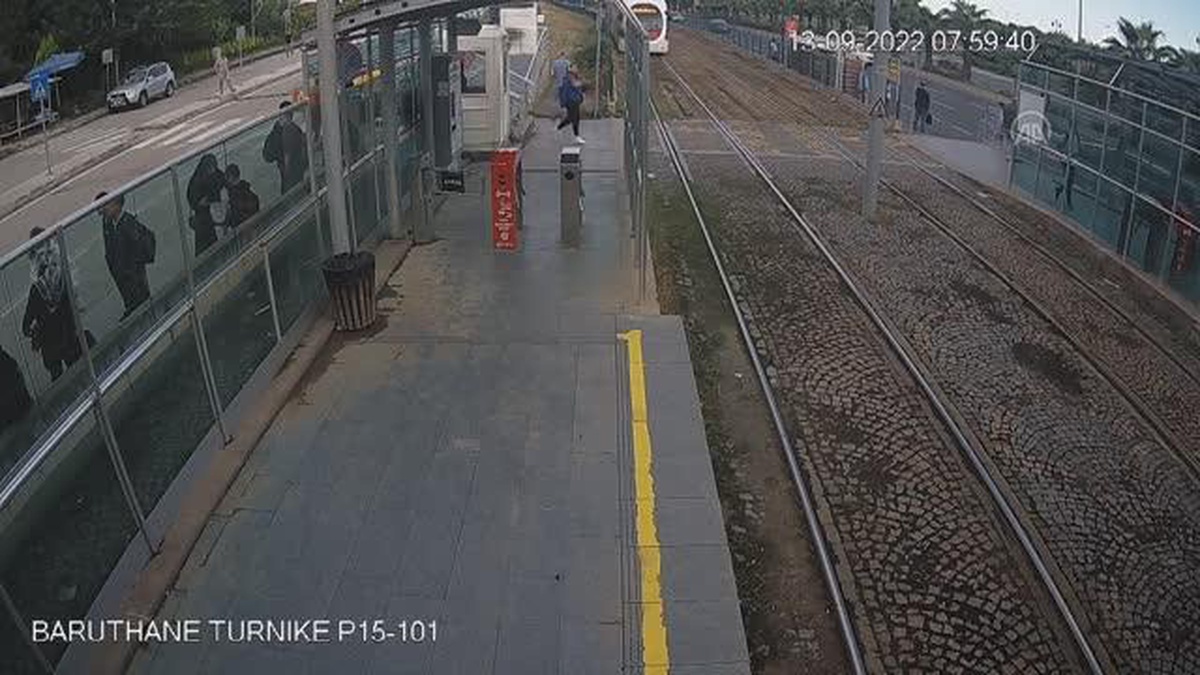 Samsun\'da tramvayın hafif şekilde çarptığı genç kız kazadan yara almadan kurtuldu
