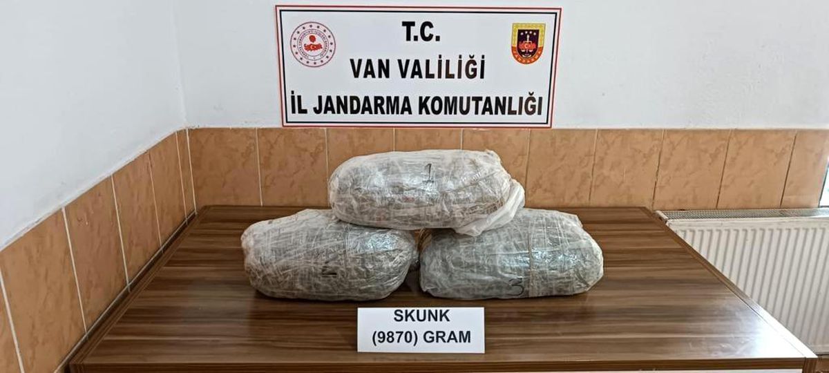 Van 3. sayfa haberi... Van\'da 9 kilo 870 gram skunk maddesi ele geçirildi