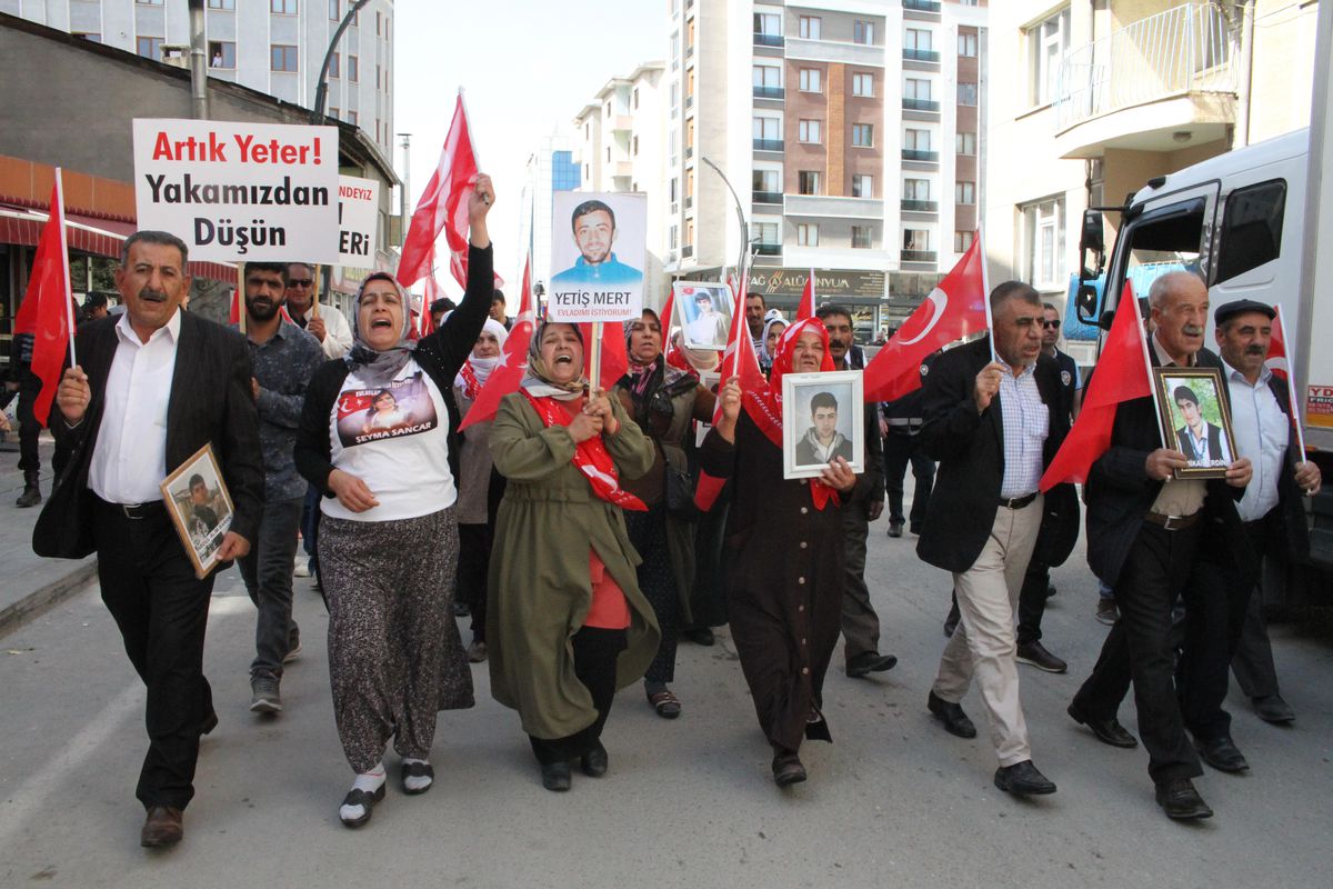 Vanlı aileler HDP İl Başkanlığı önündeki eylemlerini sürdürdü