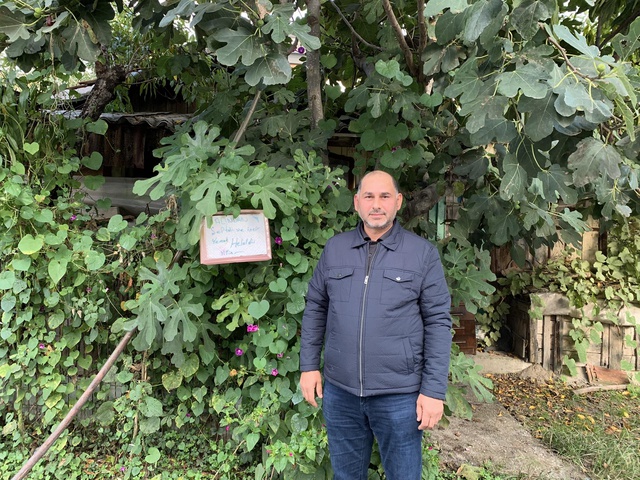 Bahçe sahibinin bir ağacına asıp bıraktığı not, yoldan geçerken gören herkesi duygulandırıyor