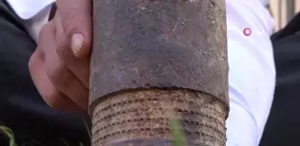 Yolda yürürken buldukları demir parçasının gizemini çözmeye çalışıyorlar