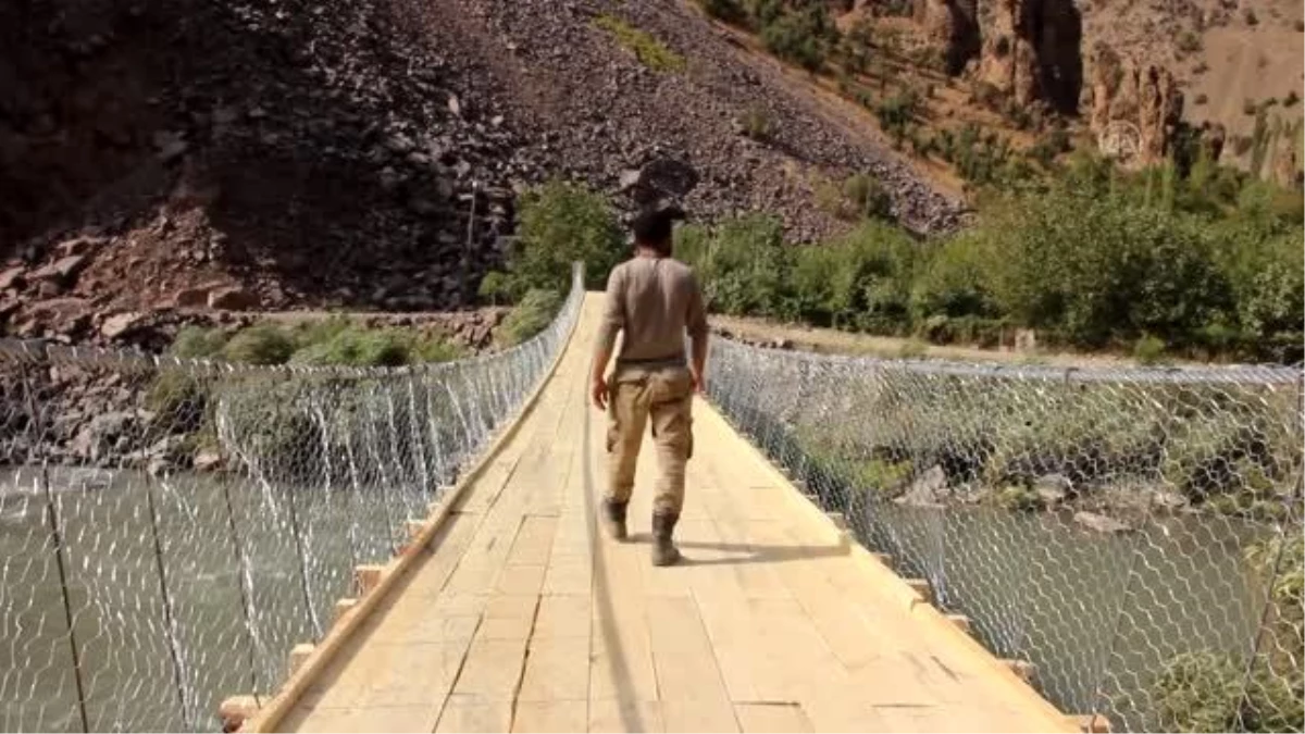 Zap Suyu\'nu salla geçen köylüler için asma köprü yapıldı