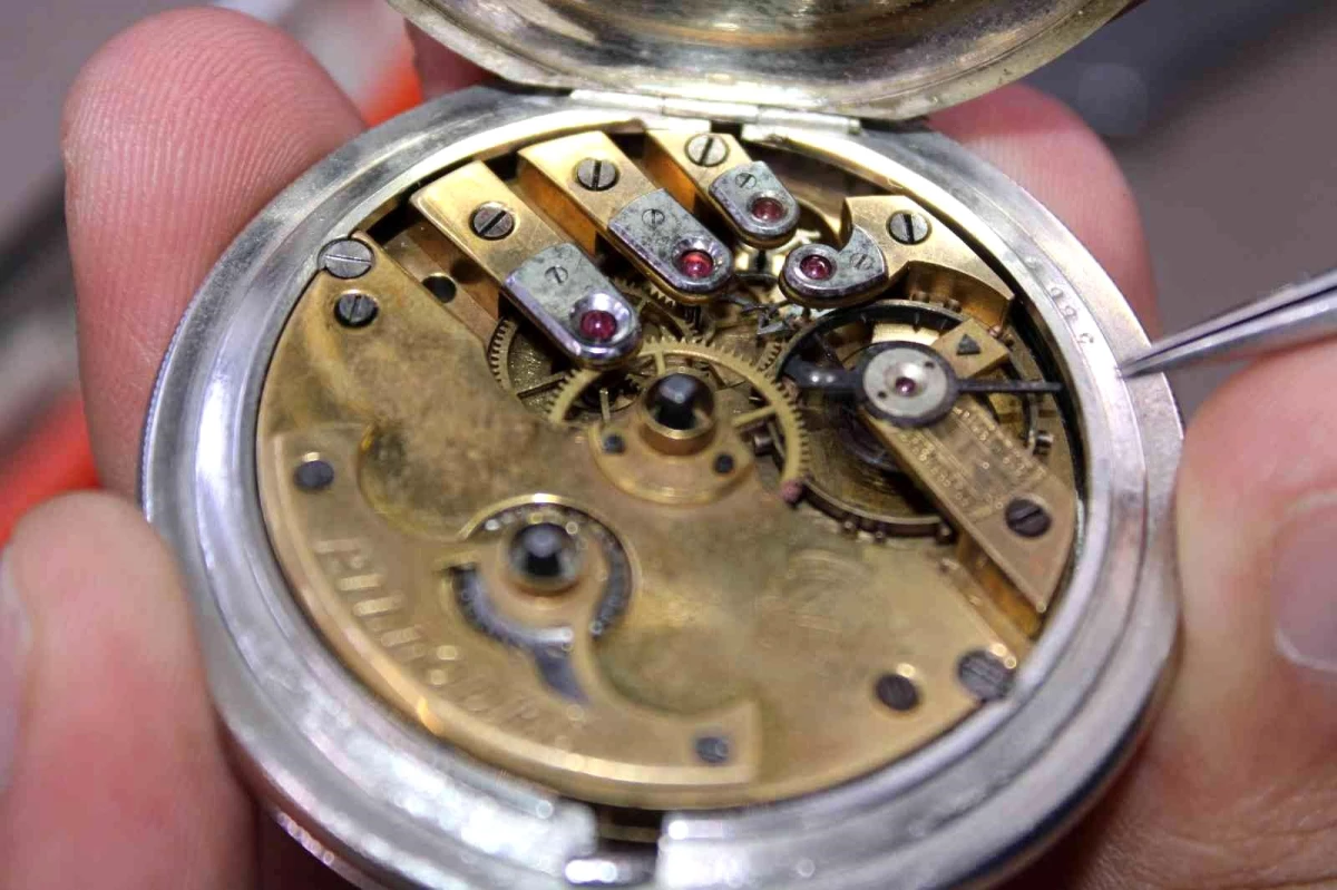 1860\'lı yıllardan kalma İsviçre marka köstekli saat nostaljiseverlerin beğenisi topluyor