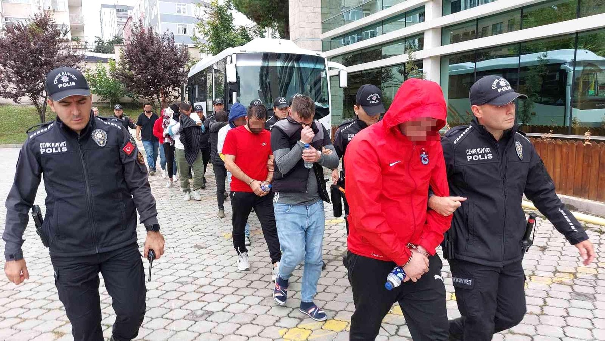 94 kişinin gözaltına alındığı \'Kökünü Kurutma Operasyonu\'nda 12 kişi adliyede