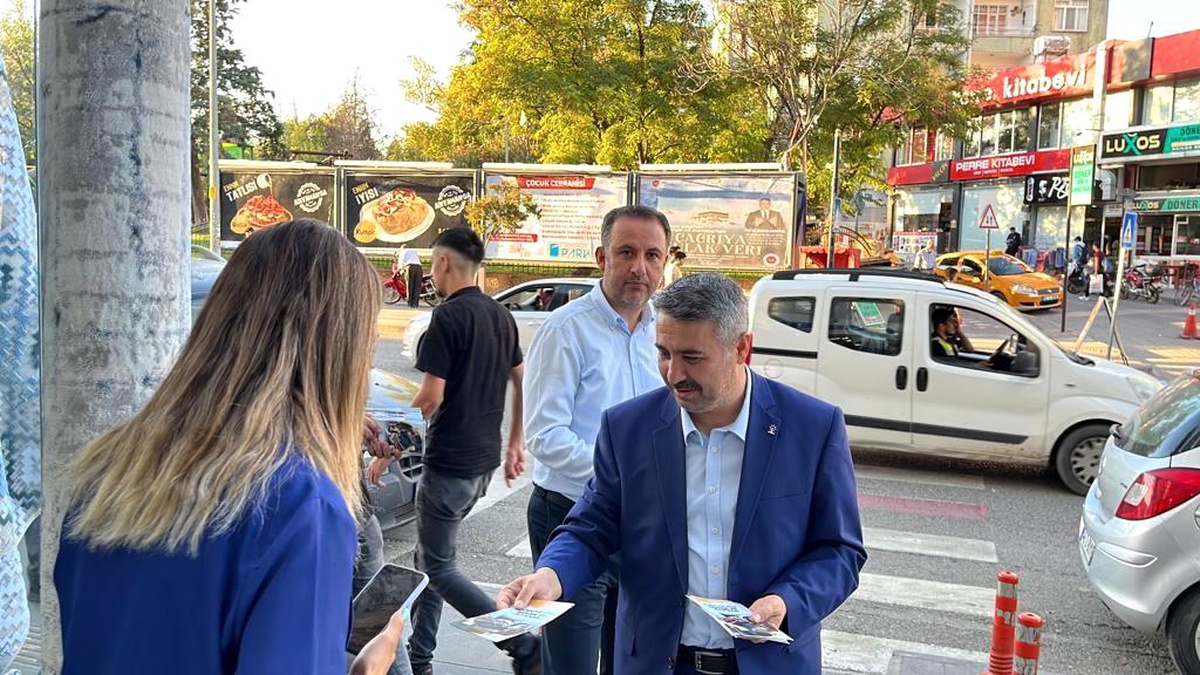 AK Parti "Türkiye İçin Güven ve İstikrar" broşürlerini dağıttı