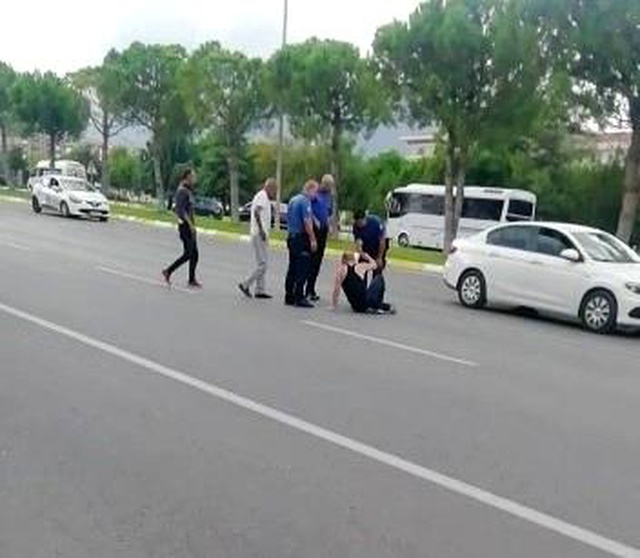 Akan trafikte yola yatan avukat, kendisine yardım etmek isteyen kadına dehşeti yaşattı Akan trafikte yola yatan avukat, kendisine yardım etmek isteyen kadına dehşeti yaşattı