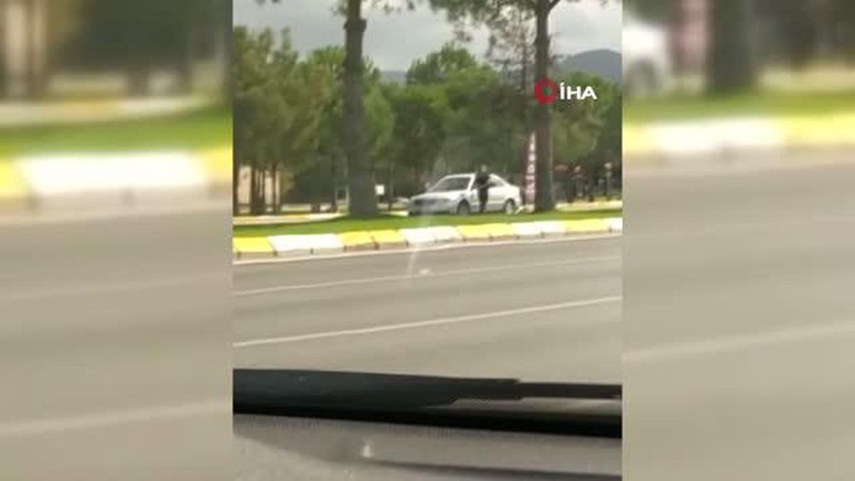 Akan trafikte yola yatan avukat, kendisine yardım etmek isteyen kadına dehşeti yaşattı