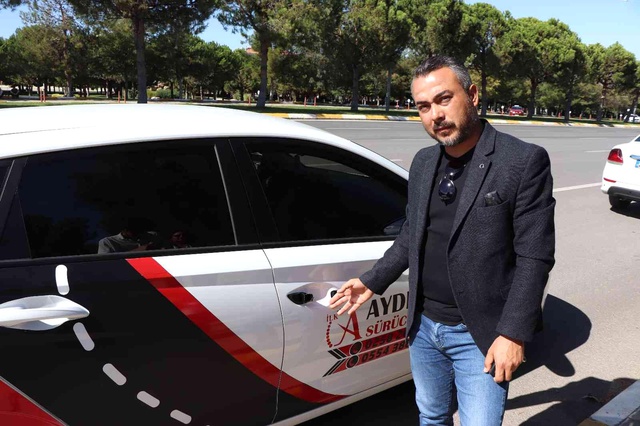 Akan trafikte yola yatan avukat, kendisine yardım etmek isteyen kadına dehşeti yaşattı Akan trafikte yola yatan avukat, kendisine yardım etmek isteyen kadına dehşeti yaşattı