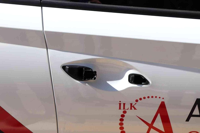 Akan trafikte yola yatan avukat, kendisine yardım etmek isteyen kadına dehşeti yaşattı Akan trafikte yola yatan avukat, kendisine yardım etmek isteyen kadına dehşeti yaşattı