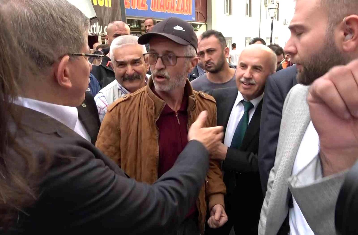 Amasya haberleri! Amasya\'da cami çıkışı yuhalanan Ahmet Davutoğlu sokakta vatandaşla tartıştı