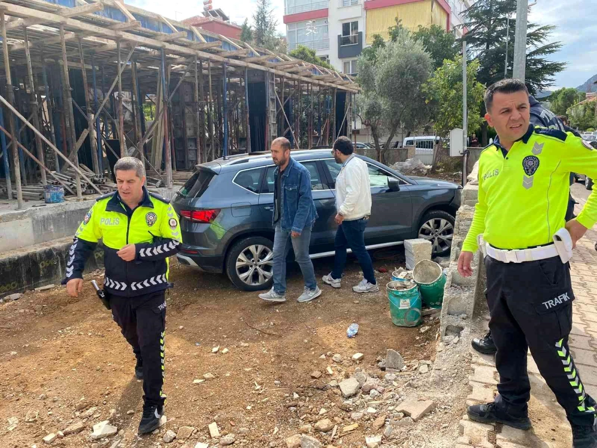 Burdur haberi | Antalya\'da turistin kiraladığı lüks aracı çaldı, Burdur\'da duvara çarpınca yakalandı