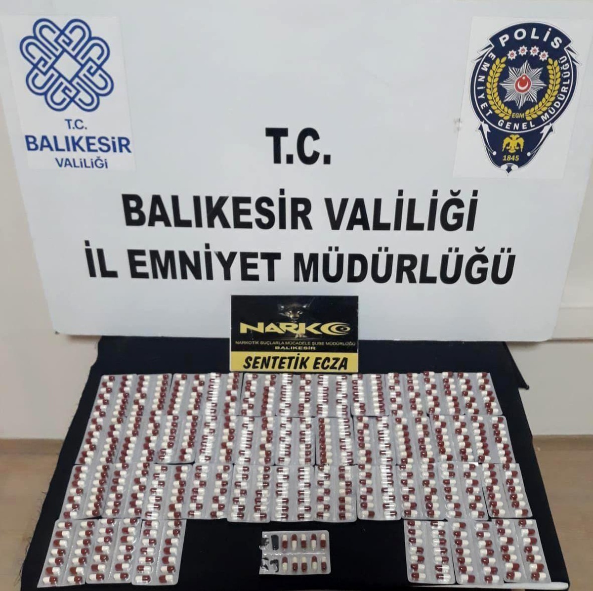Balıkesir haberi | Balıkesir\'de polisten uyuşturucu ve kaçak tütün operasyonu