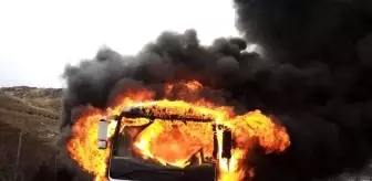 Başkentte yanan servis aracı alev topuna döndü