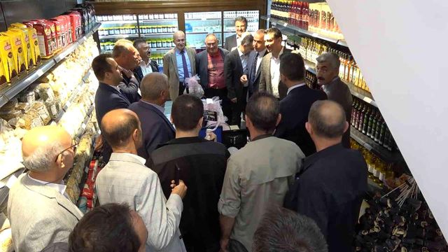 Çiftçiler üretiyor, valilik satıyor: İndirimli markete vatandaşlardan yoğun ilgi