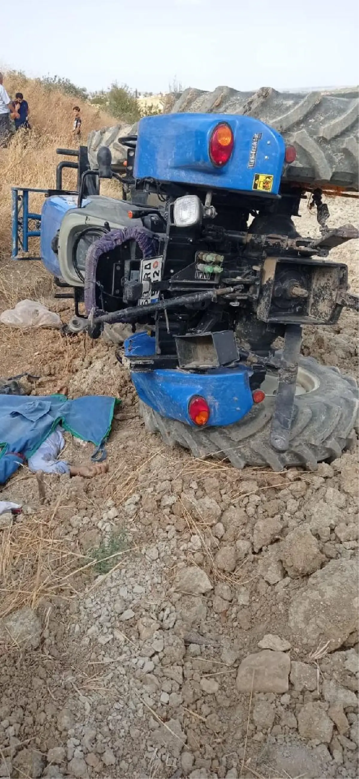 Devrilen traktörünün altında kalıp, öldü