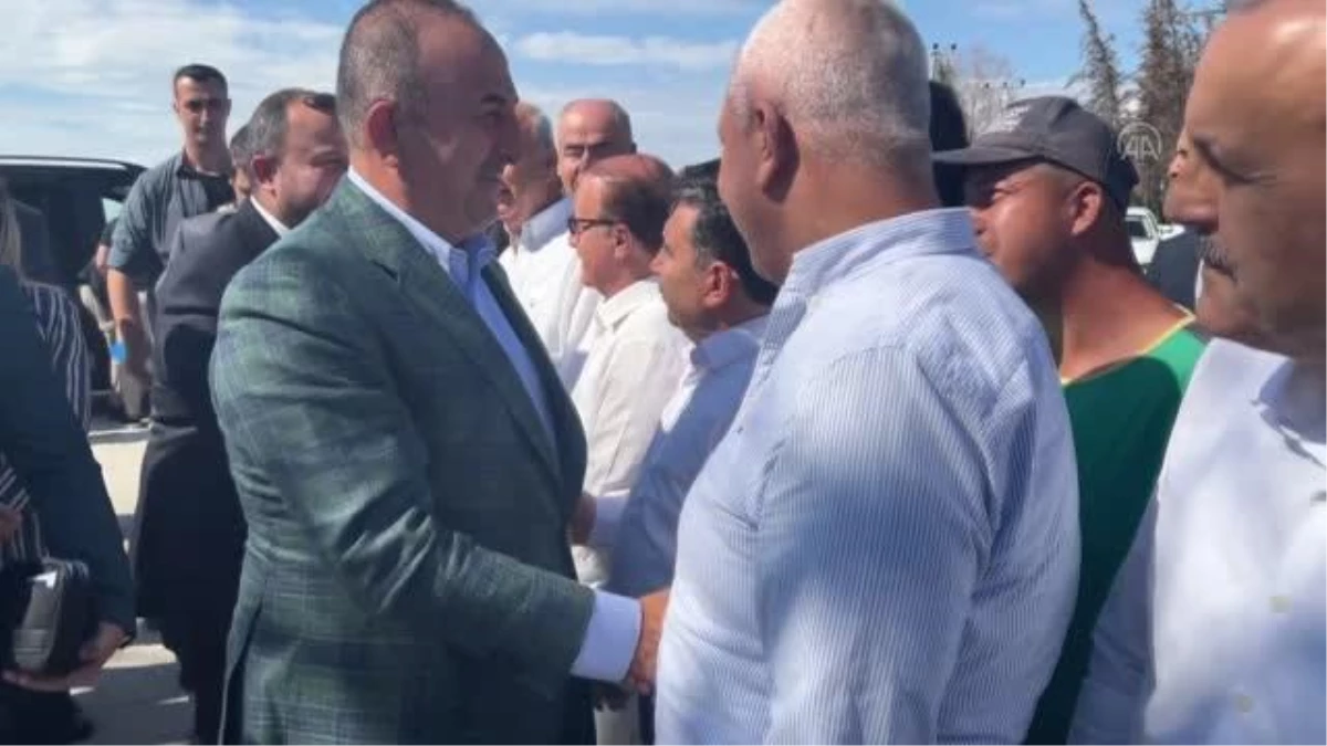 Antalya haberleri... Dışişleri Bakanı Çavuşoğlu, Manavgat\'ta yeni evlerine kavuşan aileleri ziyaret etti