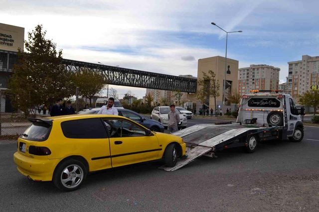 Boş arazide drift atarken, çevik kuvvete yakalandı! Cezayı yedi ama dahası da çok fena Boş arazide drift atarken, çevik kuvvete yakalandı! Cezayı yedi ama dahası da çok fena