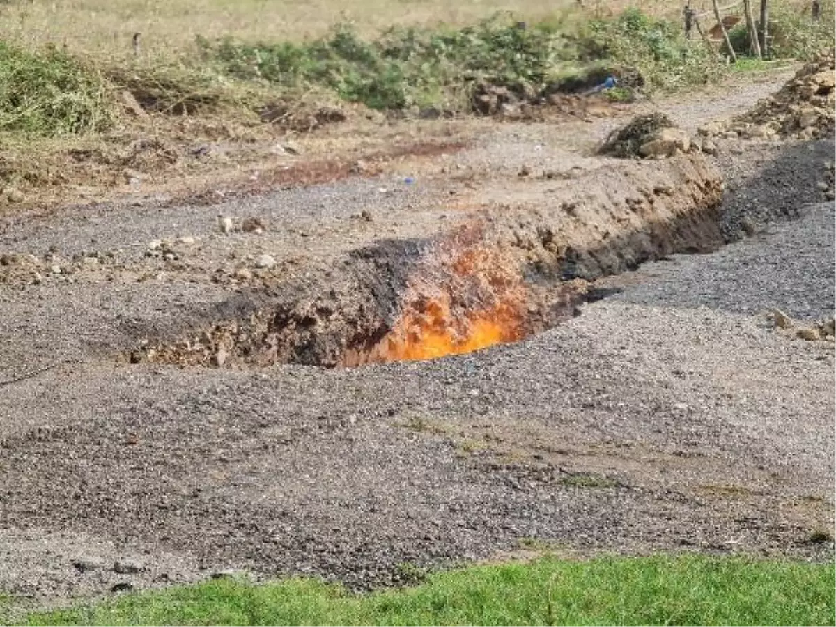 DÜZCE\'DE ALTYAPI ÇALIŞMASINDA DOĞAL GAZ BORUSU ALEV ALDI