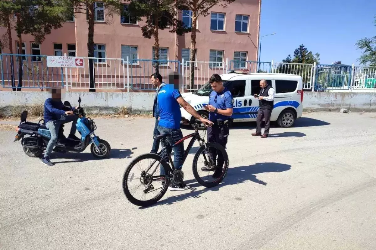 Son dakika haberi | Erzincan\'da polis ekipleri tarafından okul çevrelerinde denetimler sürüyor