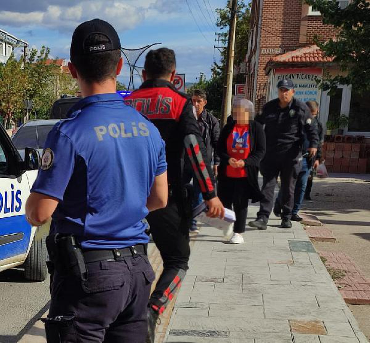 Son dakika gündem: Eski erkek arkadaşını sokakta çakıyla yaralayıp, kendini ihbar etti