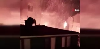 Fatih'te 4 katlı metruk bina alev alev yandı