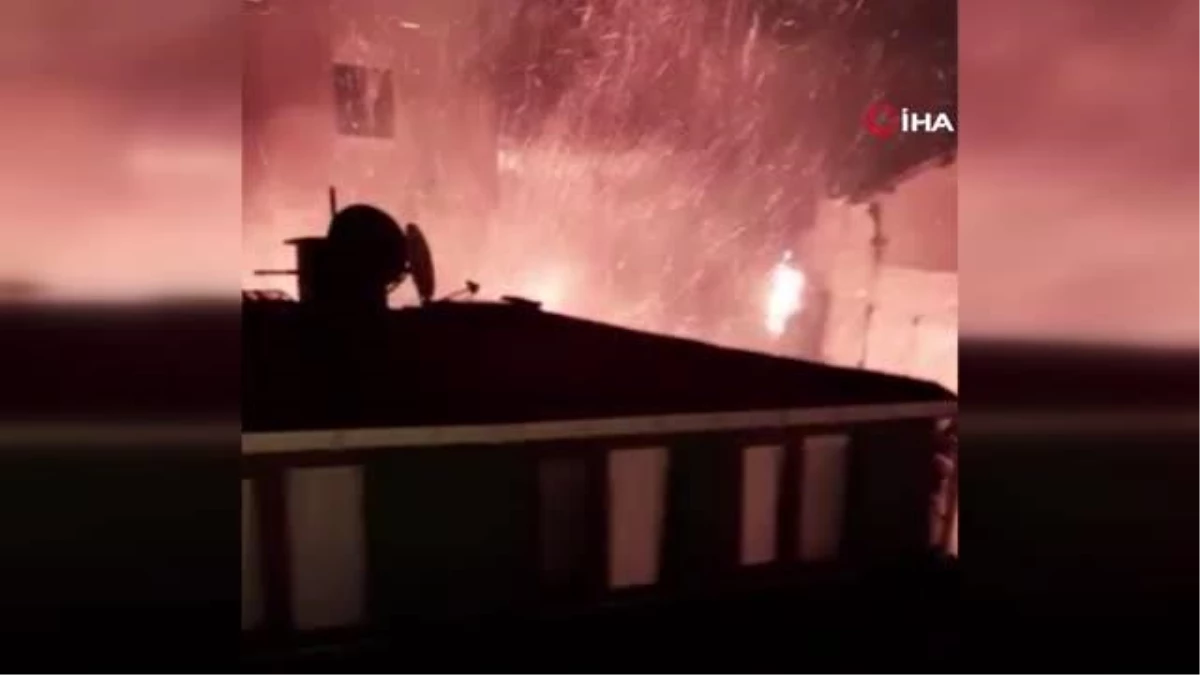 Fatih\'te 4 katlı metruk bina alev alev yandı