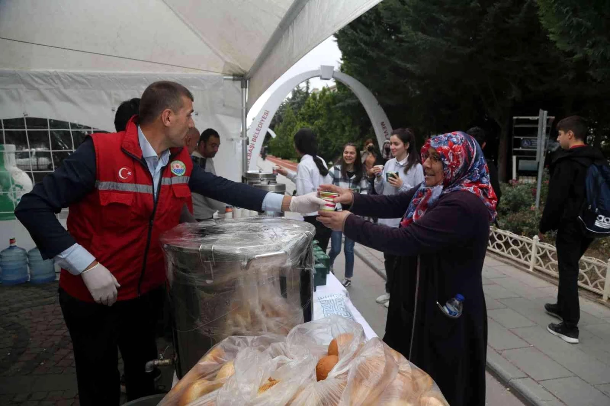 Ankara haberleri... Gölbaşı Belediyesi vatandaşlara çorba ve kandil simidi ikram etti