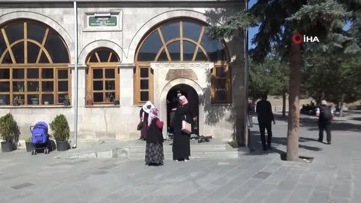 Harakani Türbesi kandilde doldu taştı