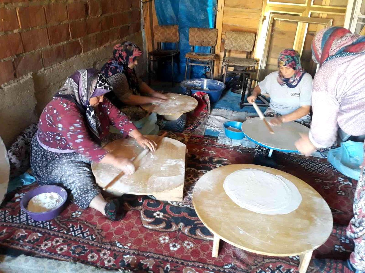 Tekirdağ haberi! Hayrabolu\'da ev hanımlarının imece usulü kış hazırlığı