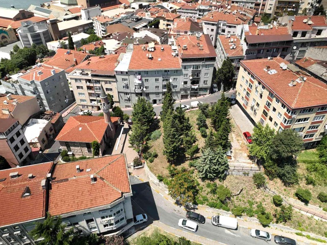 İstanbul'da yanından geçenlerin bile fark etmediği, toplu cellat mezarlığı görüntülendi İstanbul'da yanından geçenlerin bile fark etmediği, toplu cellat mezarlığı görüntülendi