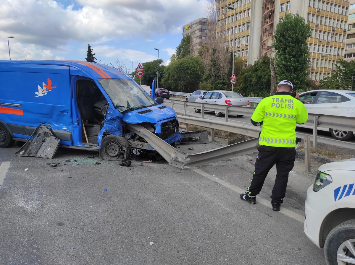 Kadıköy\'de kargo aracının çarptığı bariyer aracın içinden geçti