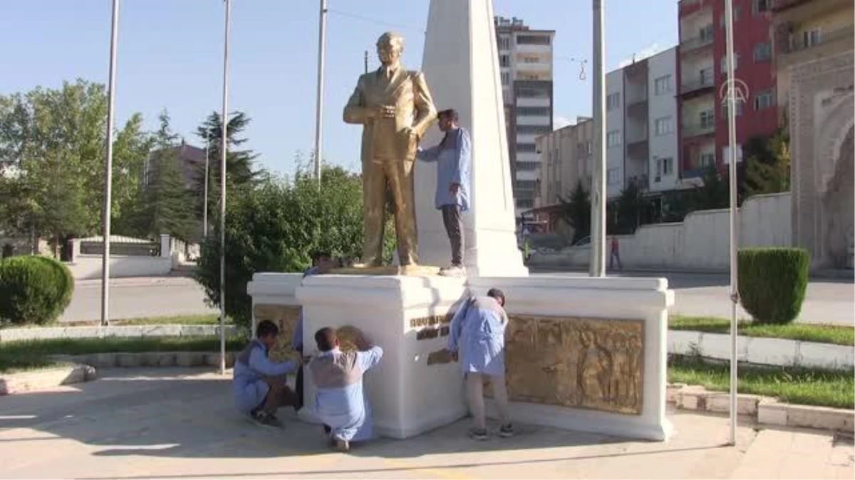 KAHRAMANMARAŞ - Öğrenciler Atatürk Anıtı\'nda çevre düzenlemesi yaptı