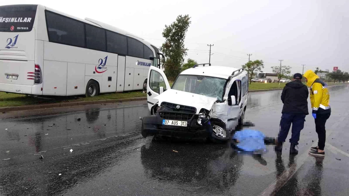 Kırmızı ışık ihlali yapan yolcu otobüsü hafif ticari araca çarptı: 1 ölü 1 yaralı