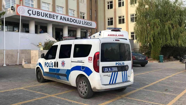 Lise hizmetlisinden haber alamayan öğretmenler, odasına girince korkunç manzarayla karşılaştı