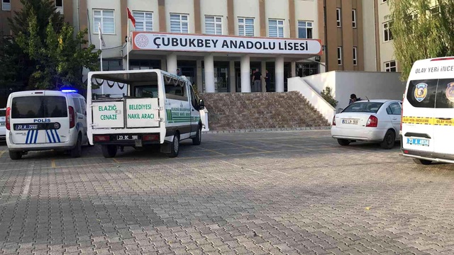 Lise hizmetlisinden haber alamayan öğretmenler, odasına girince korkunç manzarayla karşılaştı