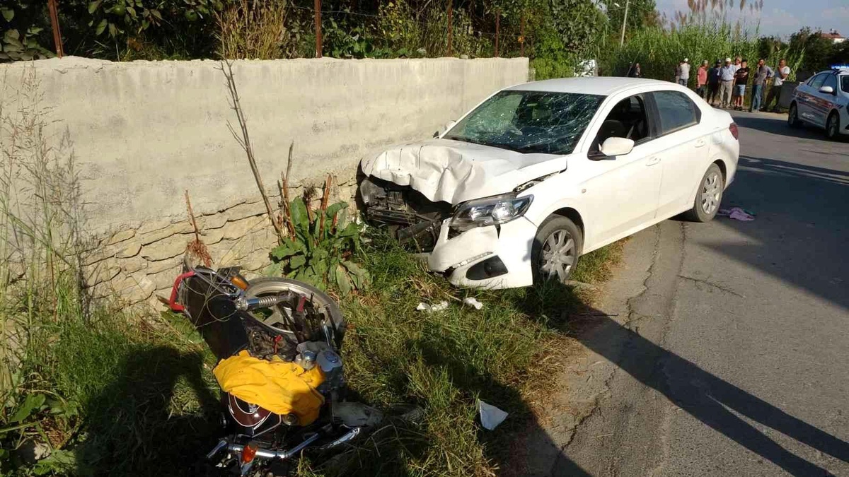 Son dakika haberi! Manavgat\'ta motosiklet ile otomobil çarpıştı: 4 yaralı