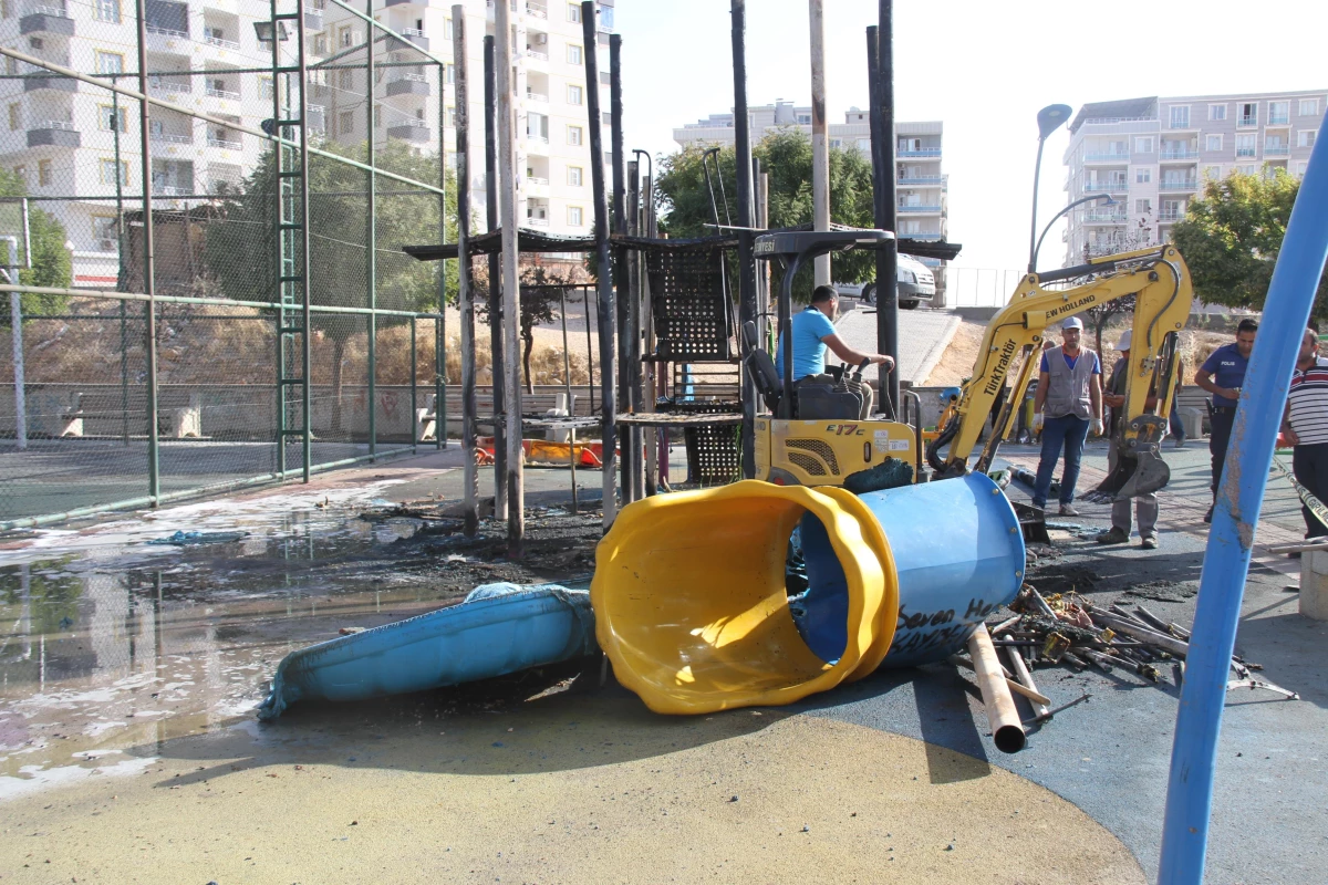 Mardin haberi! Mardin\'de çocuk parkındaki oyun grubunu yaktılar
