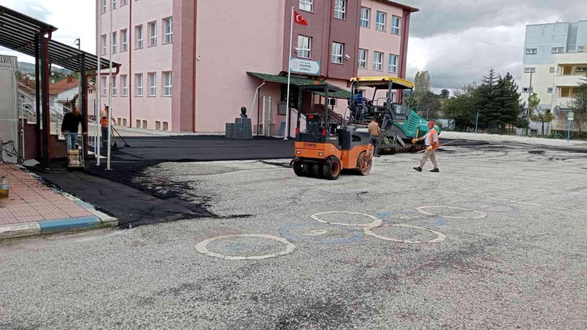 Bilecik haberi | Pazaryeri İlkokulu\'nun bahçesi sıcak asfalt ile kaplandı