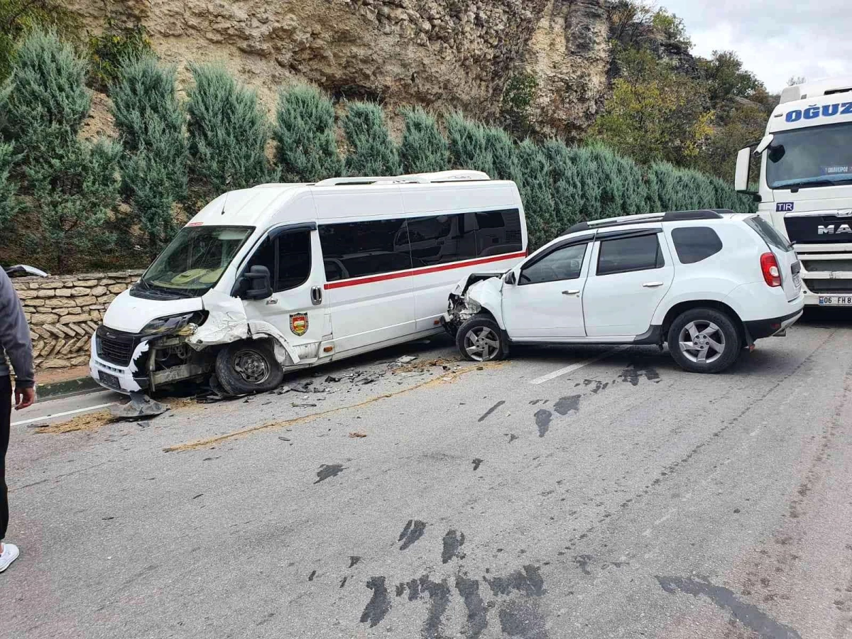 Karabük haber | Karabük\'te minibüsle cipin çarpışması sonucu 4 kişi yaralandı